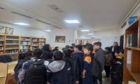 بازدید دانش‌آموزی از کتابخانه مرکزی دانشگاه